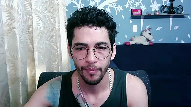 Snapshot of ponzothc chatting on 10.27.25 ponzothc online show from 10.27.25