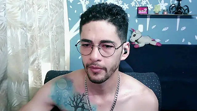 Snapshot of ponzothc chatting on 11.17.25 ponzothc online show from 11.17.25