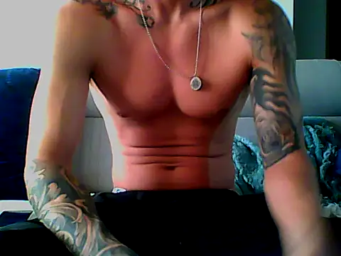 Snapshot of Skater29xx2 chatting on 02.11.25 Skater29xx2 online show from 02.11.25