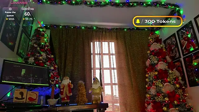 Snapshot of Romynahotx chatting on 12.20.25 Romynahotx online show from 12.20.25