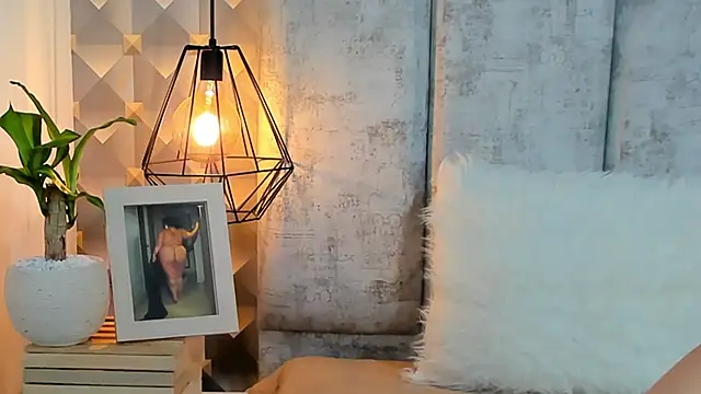 Snapshot of Sara_Thompsoon chatting on 02.08.26 Sara Thompsoon online show from 02.08.26