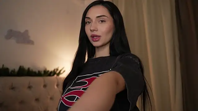 Snapshot of LindaWarners chatting on 03.07.25 LindaWarners online show from 03.07.25