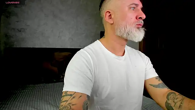 Snapshot of BlowMyXXL chatting on 02.01.25 BlowMyXXL online show from 02.01.25