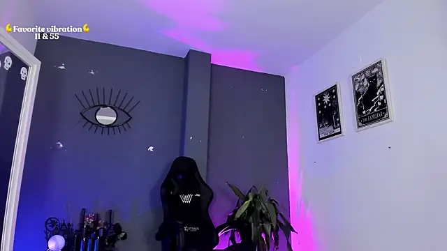 Snapshot of Raven_Witch_ chatting on 04.18.26 Raven Witch online show from 04.18.26