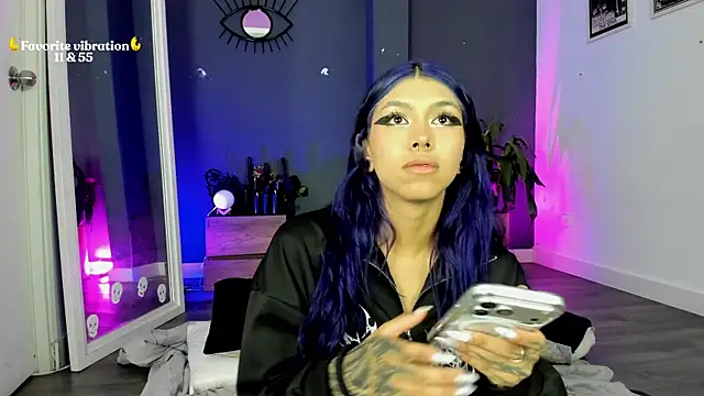 Snapshot of Raven_Witch_ chatting on 05.04.26 Raven Witch online show from 05.04.26