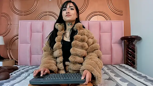 Snapshot of emmily_keller19 chatting on 01.18.25 emmily keller19 online show from 01.18.25