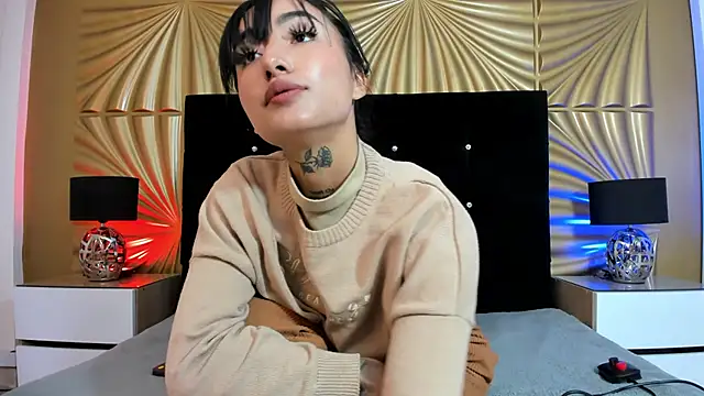 Snapshot of emmily_keller19 chatting on 02.08.25 emmily keller19 online show from 02.08.25