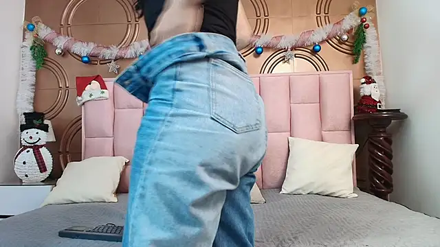 Snapshot of emmily_keller19 chatting on 12.19.25 emmily keller19 online show from 12.19.25