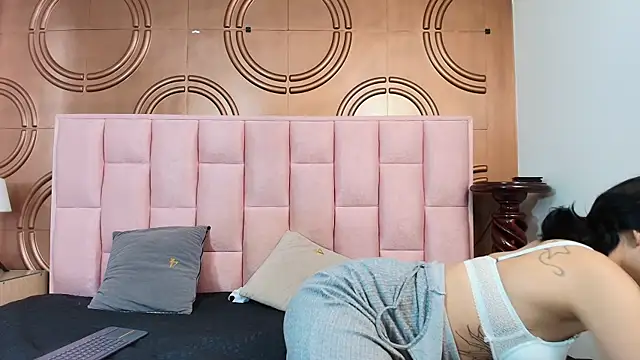 Snapshot of emmily_keller19 chatting on 01.08.26 emmily keller19 online show from 01.08.26