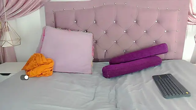 Snapshot of SexyJuliii21 chatting on 12.29.24 SexyJuliii21 online show from 12.29.24
