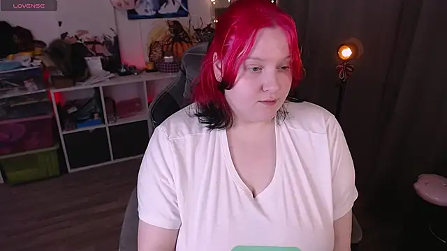 Snapshot of lissamuff chatting on 02.26.25 lissamuff online show from 02.26.25