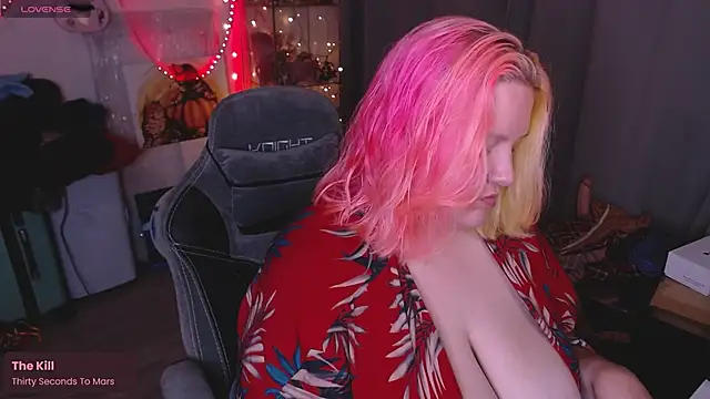 Snapshot of lissamuff chatting on 10.17.25 lissamuff online show from 10.17.25