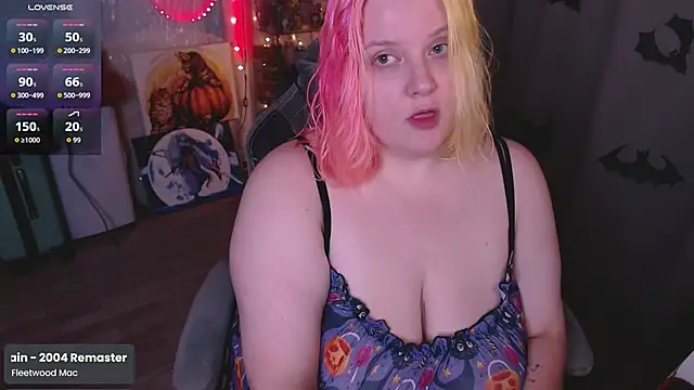 Snapshot of lissamuff chatting on 10.24.25 lissamuff online show from 10.24.25