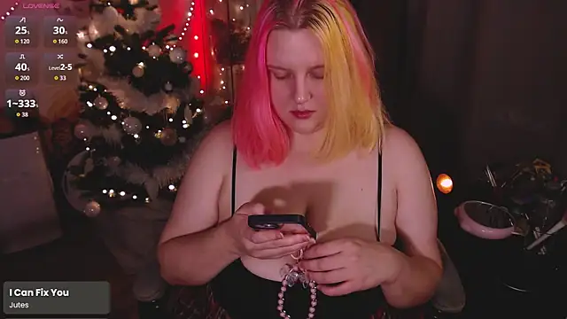 Snapshot of lissamuff chatting on 12.22.25 lissamuff online show from 12.22.25