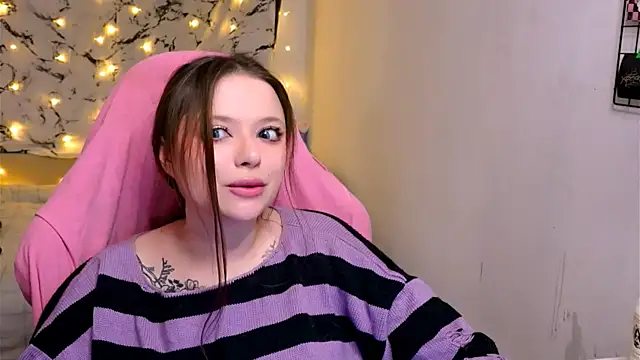 Snapshot of me__hanna chatting on 02.12.25 me hanna online show from 02.12.25