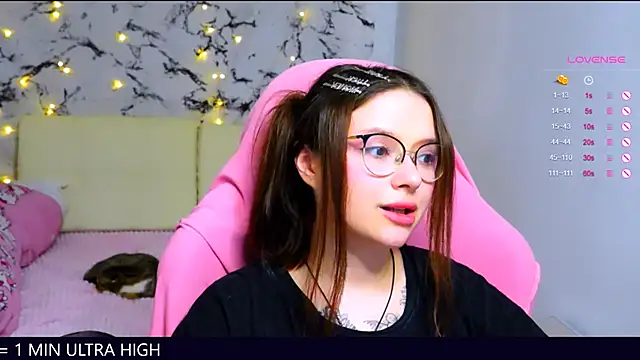 Snapshot of me__hanna chatting on 03.10.25 me hanna online show from 03.10.25