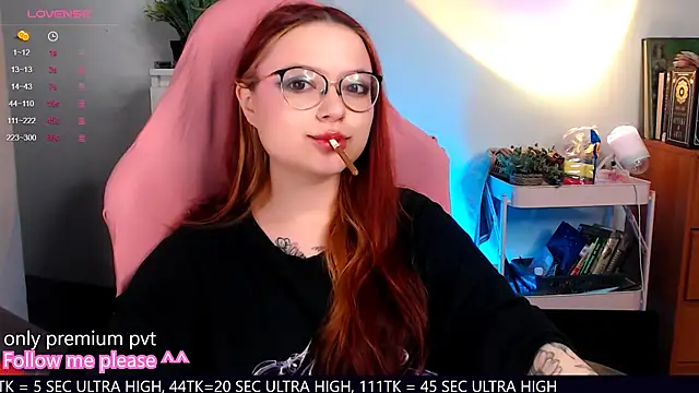 Snapshot of me__hanna chatting on 10.01.25 me hanna online show from 10.01.25