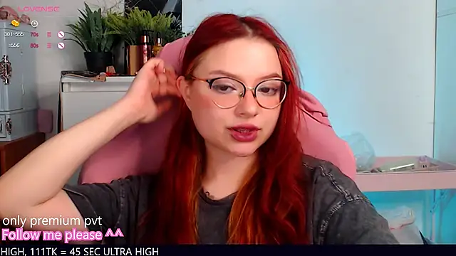 Snapshot of me__hanna chatting on 11.10.25 me hanna online show from 11.10.25