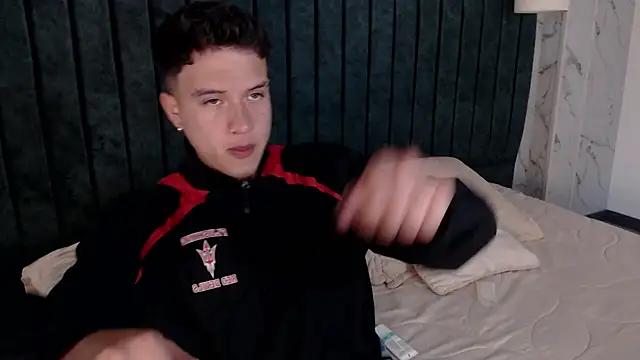 Snapshot of MrUniverse_ chatting on 12.04.24 MrUniverse online show from 12.04.24