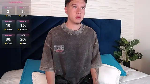 Snapshot of MrUniverse_ chatting on 01.04.25 MrUniverse online show from 01.04.25