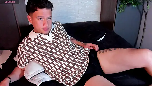 Snapshot of MrUniverse_ chatting on 01.07.25 MrUniverse online show from 01.07.25