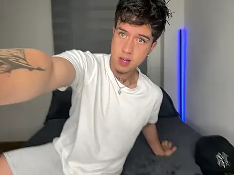 Snapshot of MrUniverse_ chatting on 03.10.25 MrUniverse online show from 03.10.25