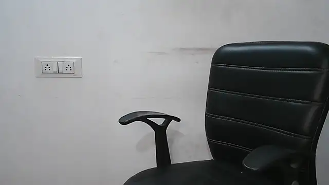 Snapshot of Suzie_darling chatting on 12.28.24 Suzie darling online show from 12.28.24