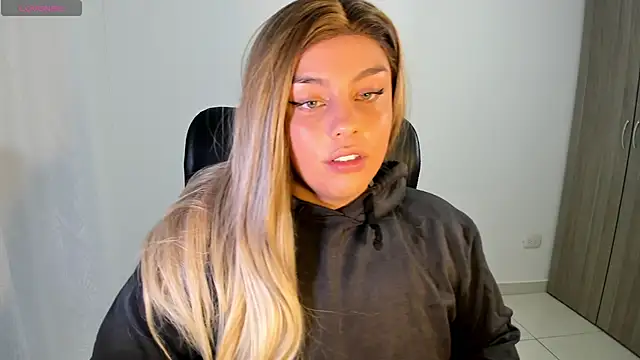 Snapshot of Fieryfenixx chatting on 01.08.25 Fieryfenixx online show from 01.08.25