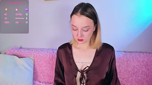 Snapshot of CrystalRey chatting on 11.01.25 CrystalRey online show from 11.01.25