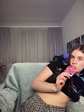 Snapshot of Milkissss chatting on 02.21.25 Milkissss online show from 02.21.25