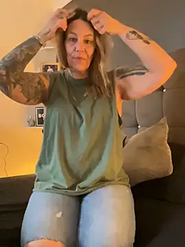 Snapshot of blondebitch2 chatting on 01.21.25 blondebitch2 online show from 01.21.25