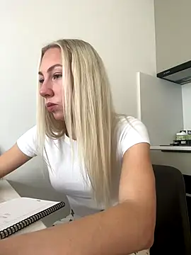 Snapshot of LuisaBecker chatting on 12.05.24 LuisaBecker online show from 12.05.24