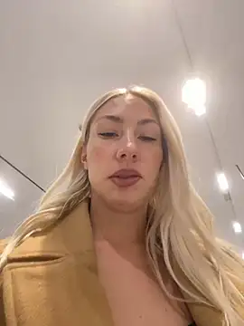 Snapshot of LuisaBecker chatting on 12.08.24 LuisaBecker online show from 12.08.24