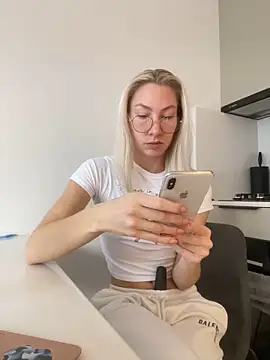 Snapshot of LuisaBecker chatting on 12.12.24 LuisaBecker online show from 12.12.24