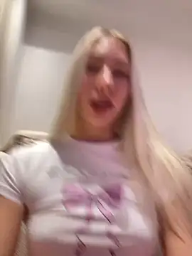 Snapshot of LuisaBecker chatting on 12.12.24 LuisaBecker online show from 12.12.24