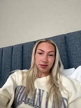 Snapshot of LuisaBecker chatting on 12.25.24 LuisaBecker online show from 12.25.24