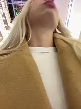 Snapshot of LuisaBecker chatting on 12.29.24 LuisaBecker online show from 12.29.24