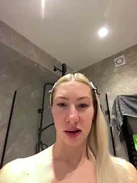 Snapshot of LuisaBecker chatting on 01.01.25 LuisaBecker online show from 01.01.25