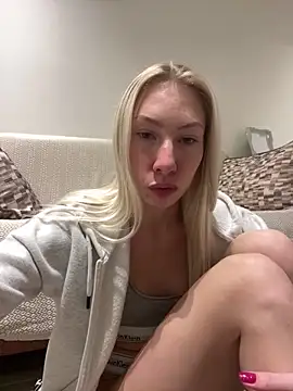 Snapshot of LuisaBecker chatting on 01.02.25 LuisaBecker online show from 01.02.25