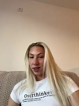 Snapshot of LuisaBecker chatting on 01.13.25 LuisaBecker online show from 01.13.25