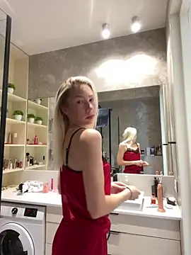 Snapshot of LuisaBecker chatting on 01.14.25 LuisaBecker online show from 01.14.25