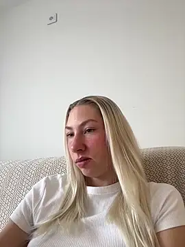 Snapshot of LuisaBecker chatting on 01.27.25 LuisaBecker online show from 01.27.25