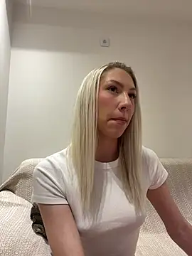 Snapshot of LuisaBecker chatting on 02.08.25 LuisaBecker online show from 02.08.25