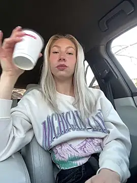 Snapshot of LuisaBecker chatting on 02.12.25 LuisaBecker online show from 02.12.25