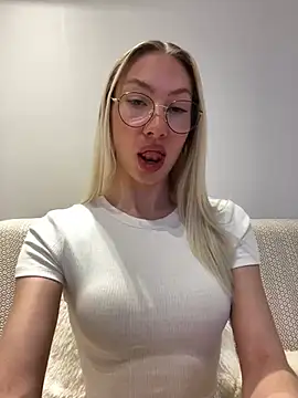 Snapshot of LuisaBecker chatting on 02.26.25 LuisaBecker online show from 02.26.25