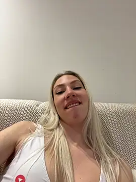 Snapshot of LuisaBecker chatting on 02.28.25 LuisaBecker online show from 02.28.25