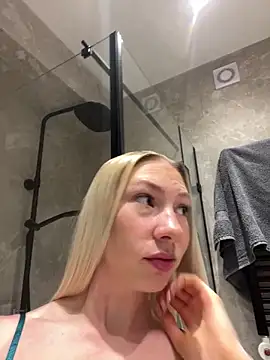 Snapshot of LuisaBecker chatting on 03.06.25 LuisaBecker online show from 03.06.25