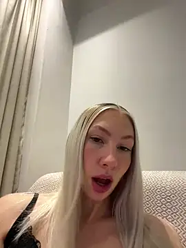 Snapshot of LuisaBecker chatting on 03.10.25 LuisaBecker online show from 03.10.25