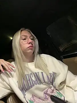 Snapshot of LuisaBecker chatting on 03.17.25 LuisaBecker online show from 03.17.25