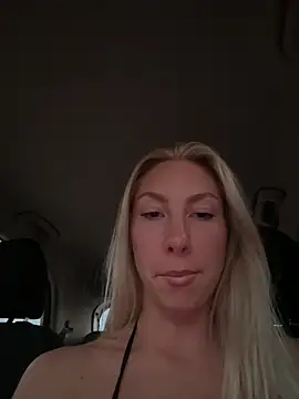 Snapshot of LuisaBecker chatting on 09.15.25 LuisaBecker online show from 09.15.25